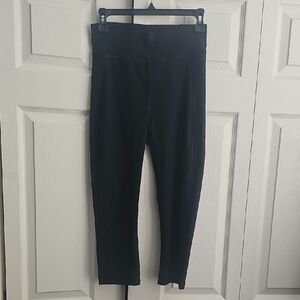 Sweaty Beatty London women's Black Mid-Waisted capri Leggings.  CONT M